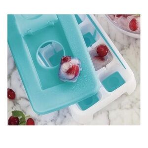 NWT--Tupperware Aqua and White Ice Cube Tray with Lid